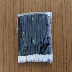 FREE WITH PURCHASE - Pack of lip brushes